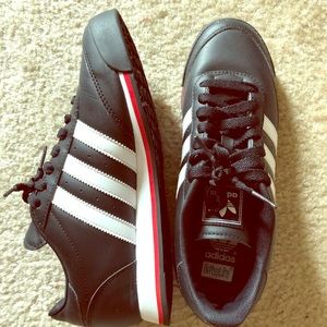 Adidas sneakers size 8.5 women’s, 9 men’s